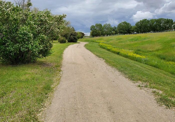 Example of a non-illuminated gravel pathway